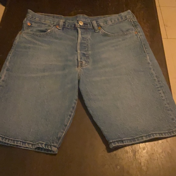 Levi Shorts - Picture 2 of 3